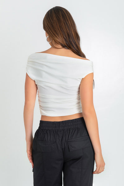 Blusa corta satinada de fit ajustado, asimétrica de manga corta seguida, escote diagonal con plisados en hombros y costados.