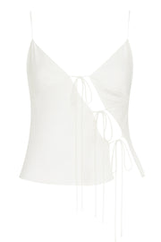 Blusa satinada de tirantes delgados ajustables, fit fluido, escote v con abertura frontal en diagonal, cut outs y lazos amarrables.
