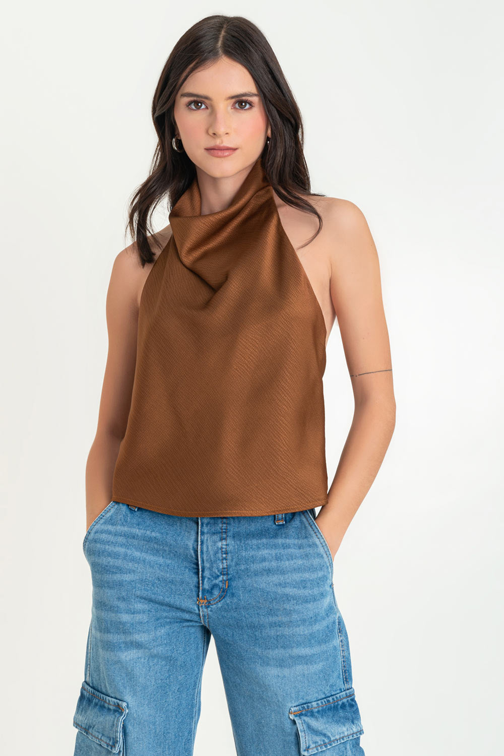 Blusa satinada halter de fit recto, cuello alto fluido, sin mangas y escote en espalda.