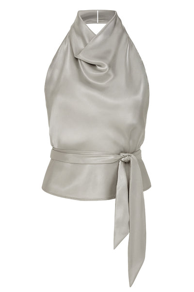 Blusa satinada de fit recto, halter con cuello fluido, sin mangas, lazo amarrable en cintura, cierre posterior con botón y ojal.