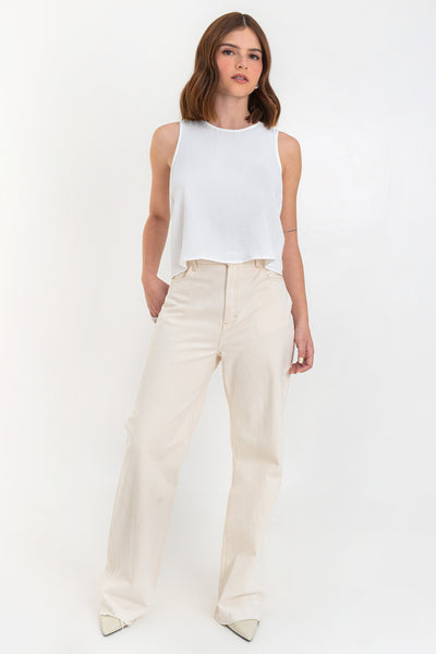 Blusa sin mangas de fit ligeramente oversized, cuello redondo y cierre posterior con botón y ojal.