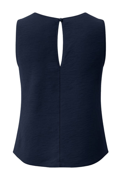 Blusa corta de fit recto, sin mangas, cuello fluido con plisados en hombros, bajo curveado y cierre posterior con botón y ojal.