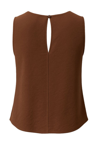 Blusa corta de fit recto, sin mangas, cuello fluido con plisados en hombros, bajo curveado y cierre posterior con botón y ojal.