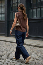 Blusa de fit oversized, sin mangas y cuello alto con detalles plisados en hombros.