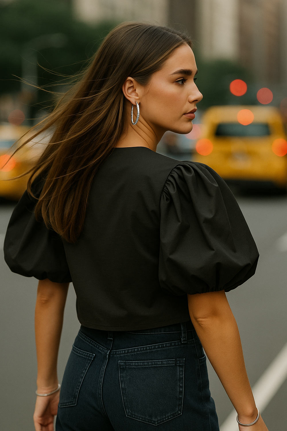 Blusa corta de fit recto, cuello redondo, manga corta amplia globo con volumen en borde, cierre frontal con broches ocultos y bajo curveado frontal.