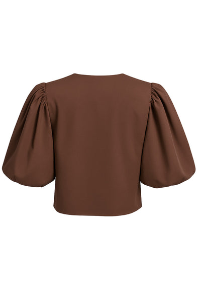 Blusa corta de fit recto, cuello redondo, manga corta amplia globo con volumen en borde, cierre frontal con broches ocultos y bajo curveado frontal.