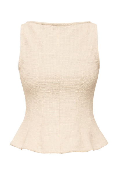 Blusa de bouclé, fit ajustado, sin mangas, cuello barco, cortes frontales y peplum con olanes en bajo.