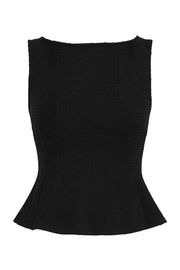 Blusa de bouclé, fit ajustado, sin mangas, cuello barco, cortes frontales y peplum con olanes en bajo.