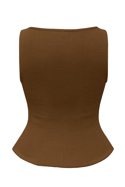 Blusa de bouclé, fit ajustado, sin mangas, cuello barco, cortes frontales y peplum con olanes en bajo.