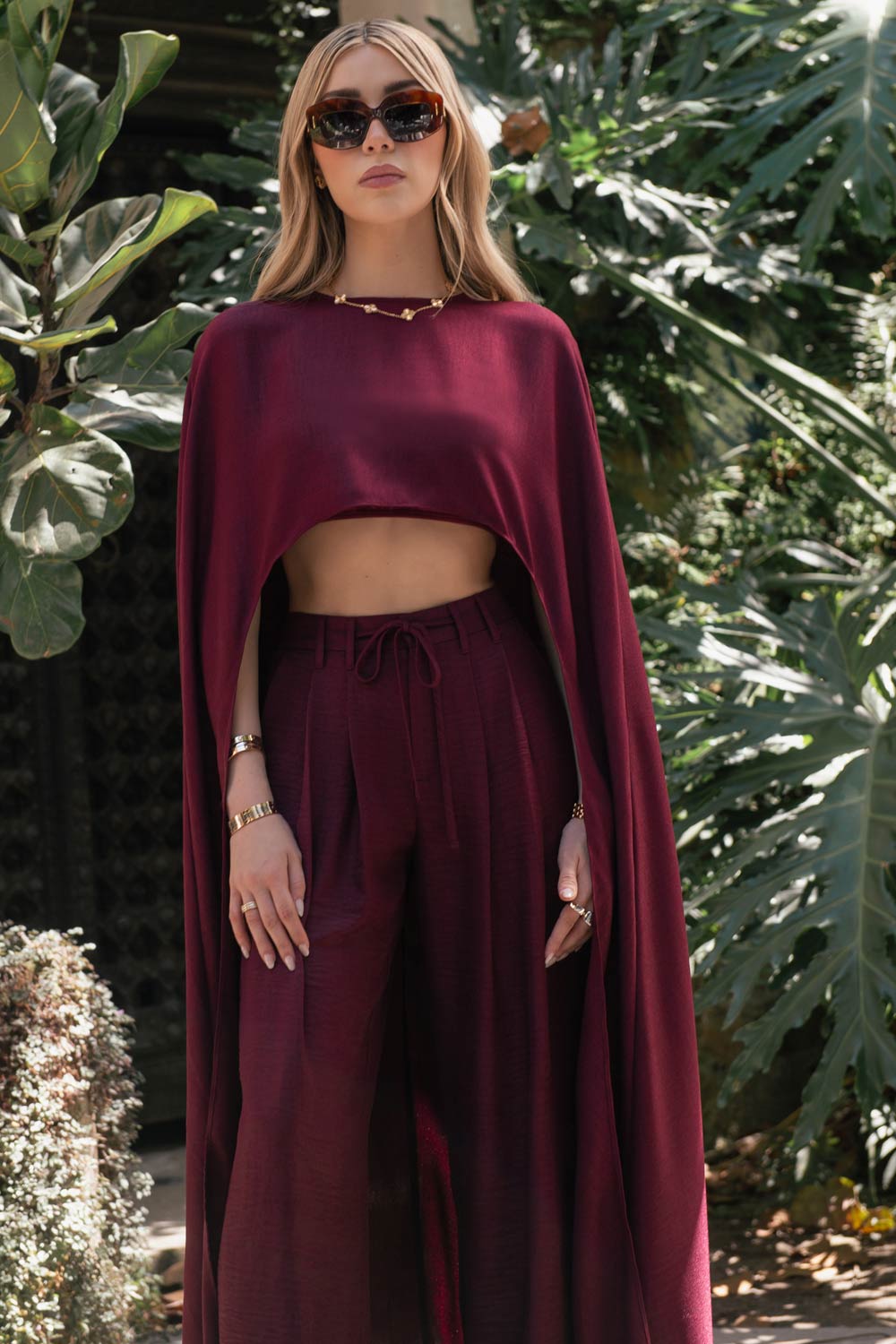 Blusa tipo túnica asimétrica, de barco, con hombreras, fit fluido y bajo frontal asimétrico. Detalle de forro con tirantes.