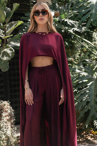 Blusa tipo túnica asimétrica, de barco, con hombreras, fit fluido y bajo frontal asimétrico. Detalle de forro con tirantes.