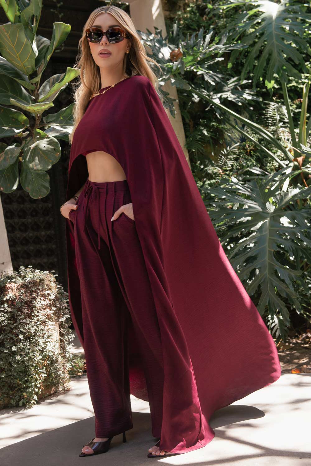 Blusa tipo túnica asimétrica, de barco, con hombreras, fit fluido y bajo frontal asimétrico. Detalle de forro con tirantes.