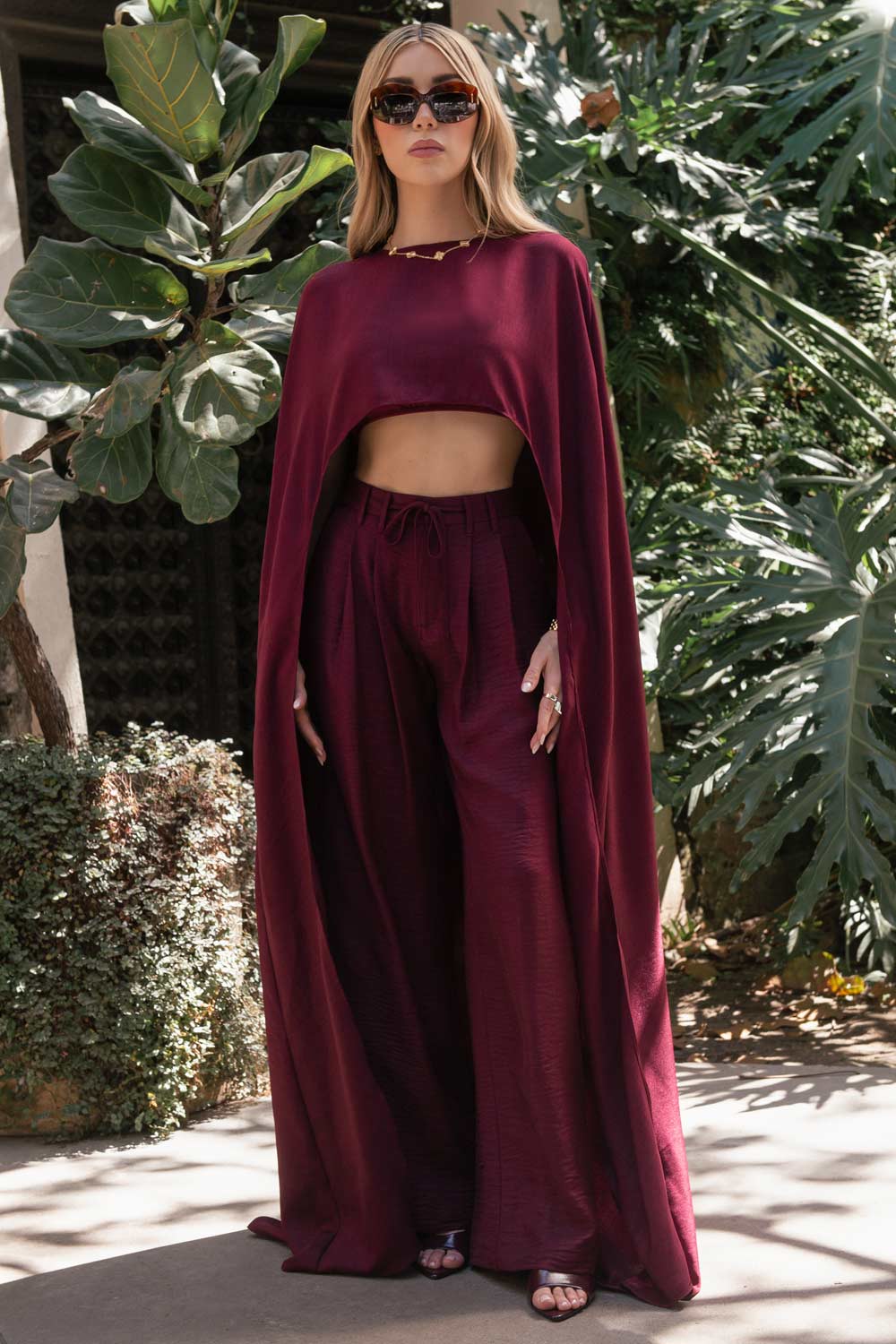 Blusa tipo túnica asimétrica, de barco, con hombreras, fit fluido y bajo frontal asimétrico. Detalle de forro con tirantes.