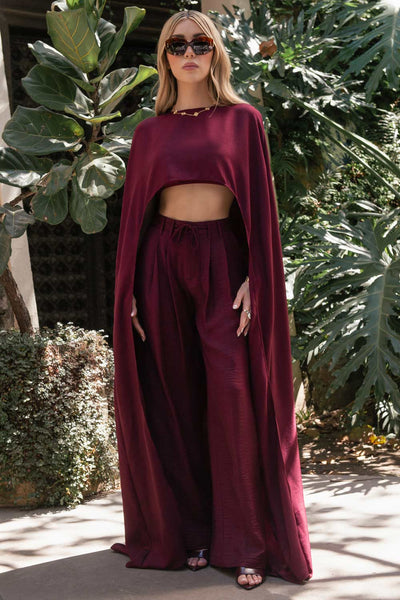 Blusa tipo túnica asimétrica, de barco, con hombreras, fit fluido y bajo frontal asimétrico. Detalle de forro con tirantes.