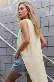 Blusa túnica sin mangas, cuello redondo, bajo asimétrico diagonal y corte en a.