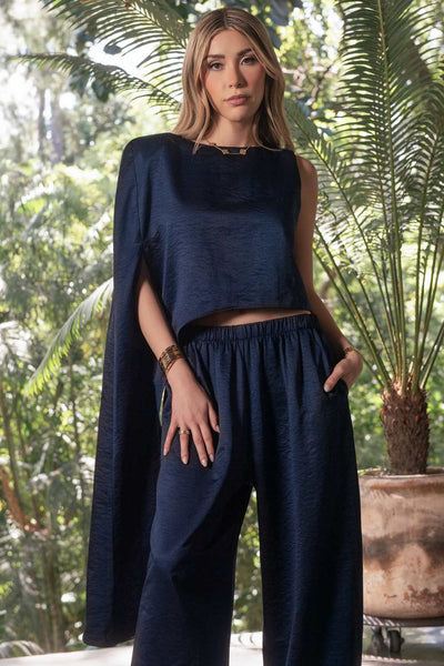 Blusa tipo túnica asimétrica, de cuello redondo, con hombreras, una manga corta seguida, fit fluido y bajo asimétrico.