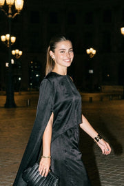Blusa tipo túnica asimétrica, de cuello redondo, con hombreras, una manga corta seguida, fit fluido y bajo asimétrico.