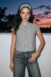 Blusa corta de fit recto, estampado rayas, cuello mao, manga corta y cierre frontal con botones alamares.