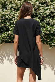 Blusa de fit recto, manga corta, cuello redondo y bajo diagonal asimétrico.