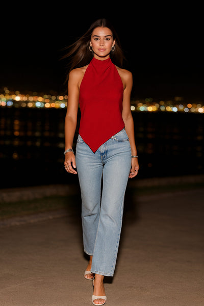 Blusa asimétrica de fit fluido, sin mangas, cuello halter fluido con plisados, escote en espalda y bajo frontal asimétrico. Detalle de textura en tejido, cierre posterior con botón y ojal.