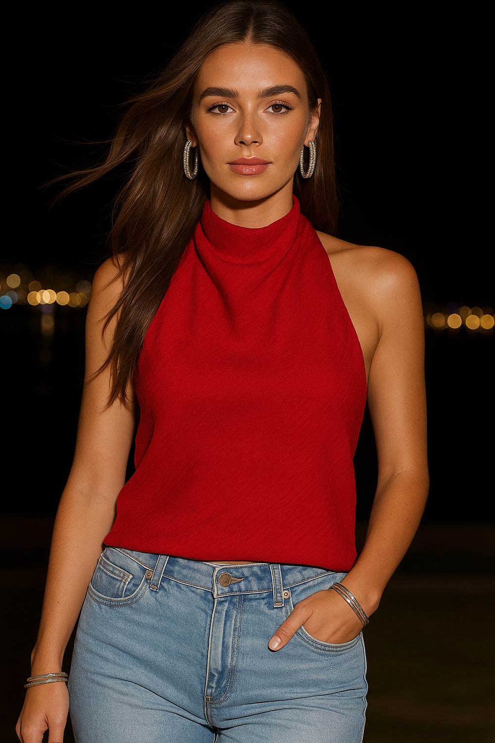 Blusa asimétrica de fit fluido, sin mangas, cuello halter fluido con plisados, escote en espalda y bajo frontal asimétrico. Detalle de textura en tejido, cierre posterior con botón y ojal.