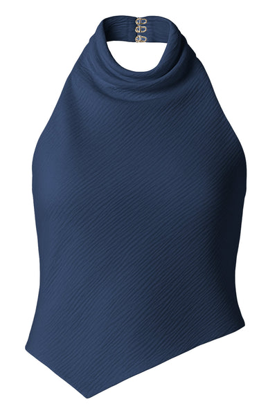 Blusa asimétrica de fit fluido, sin mangas, cuello halter fluido con plisados, escote en espalda y bajo frontal asimétrico. Detalle de textura en tejido, cierre posterior con botón y ojal.