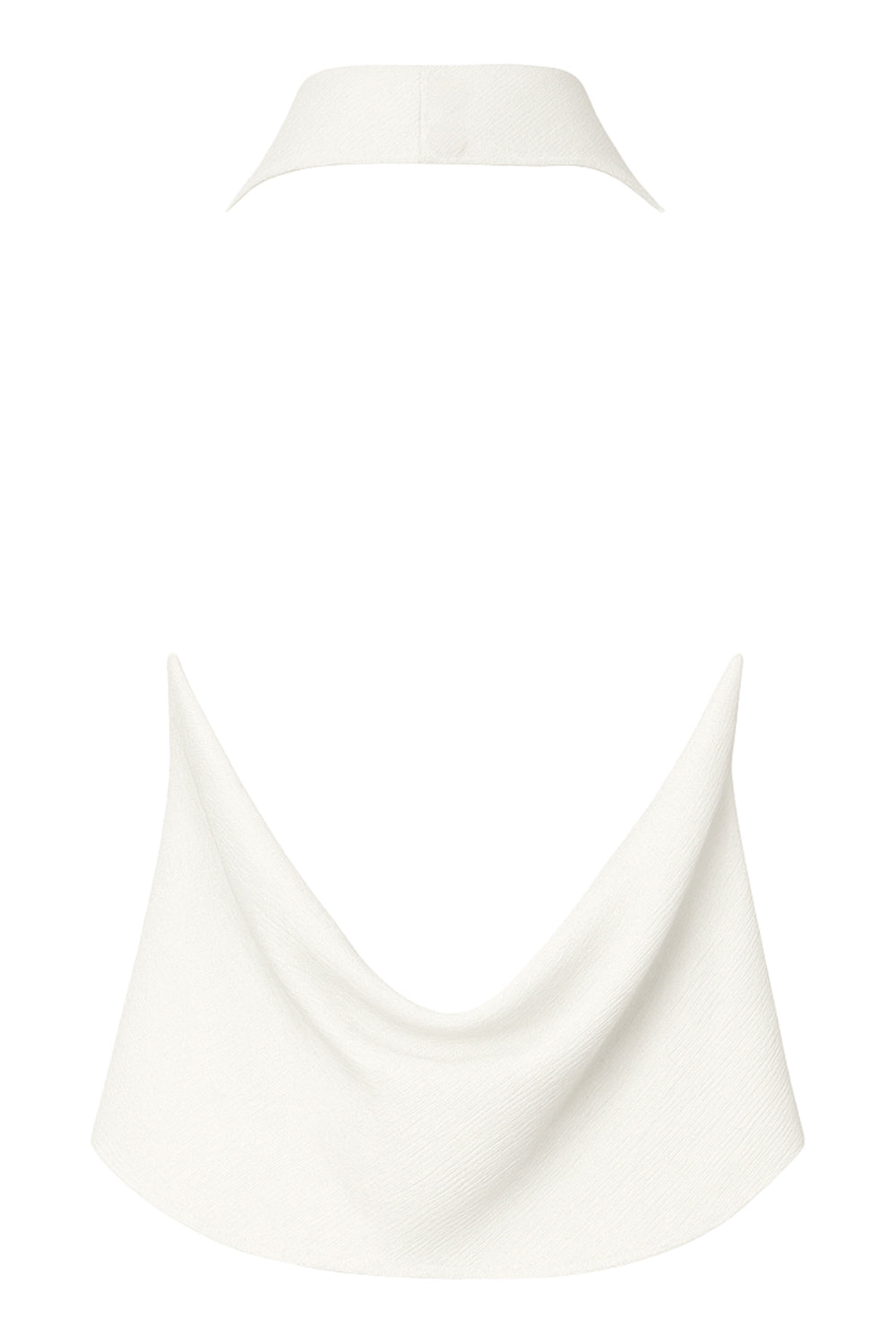 Blusa asimétrica de fit fluido, sin mangas, cuello halter fluido con plisados, escote en espalda y bajo frontal asimétrico. Detalle de textura en tejido, cierre posterior con botón y ojal.