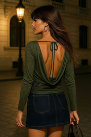 Blusa fluida de gamuza, cuello barco fluido, manga larga seguida, plisados en hombros y costados. Detalle de escote fluido en espalda con lazo amarrable posterior.