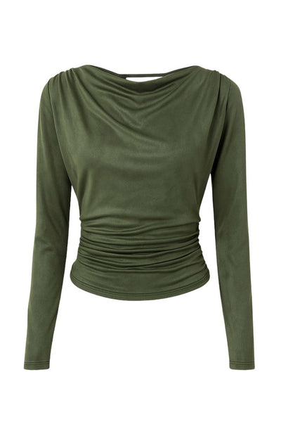 Blusa fluida de gamuza, cuello barco fluido, manga larga seguida, plisados en hombros y costados. Detalle de escote fluido en espalda con lazo amarrable posterior.