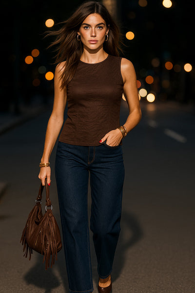 Blusa corta de fit ajustado, cuello redondo, sin mangas, pinzas frontales y cut out en espalda con lazo amarrable posterior. Cierre con botón y ojal posterior.