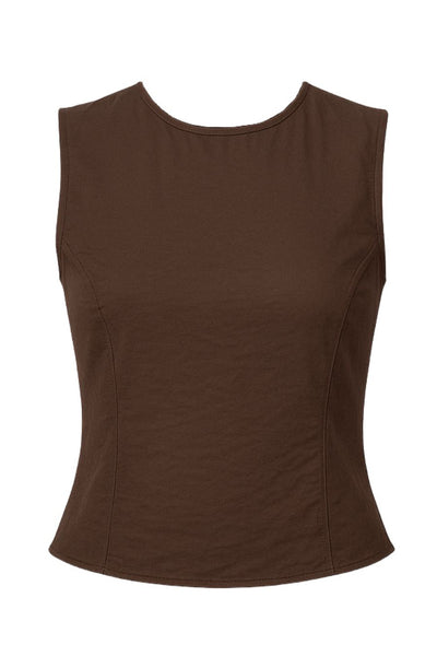 Blusa corta de fit ajustado, cuello redondo, sin mangas, pinzas frontales y cut out en espalda con lazo amarrable posterior. Cierre con botón y ojal posterior.