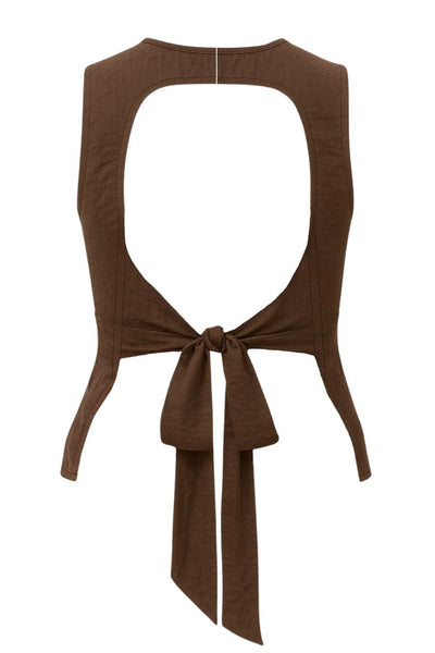 Blusa corta de fit ajustado, cuello redondo, sin mangas, pinzas frontales y cut out en espalda con lazo amarrable posterior. Cierre con botón y ojal posterior.