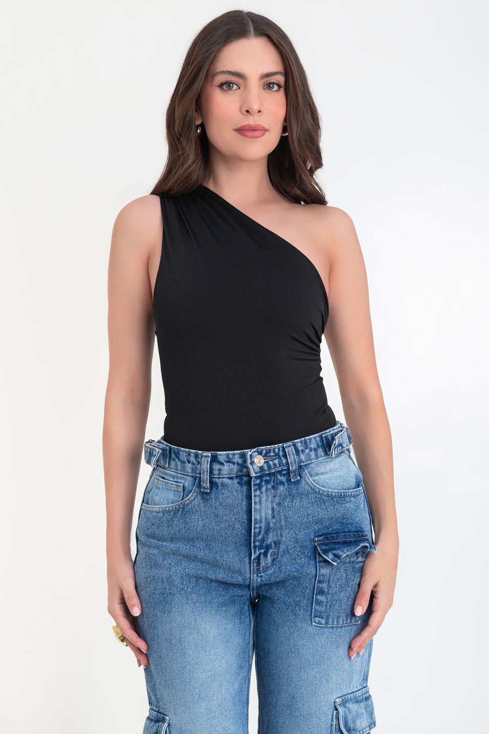 Body asimétrico de fit ajustado, un hombro con plisados, sin mangas, escote diagonal y cierre inferior.