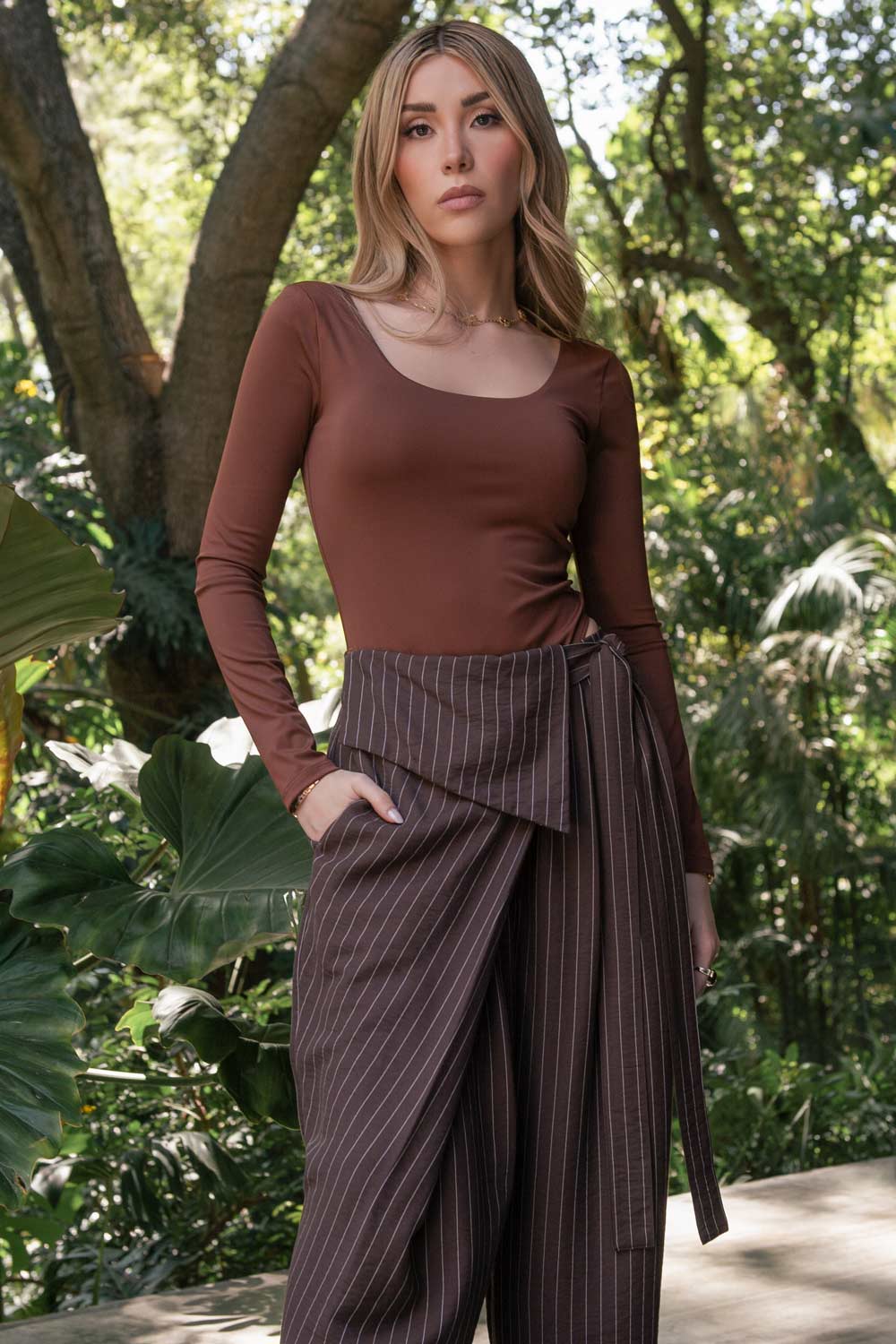 Body básico de fit ajustado, corte alto en pierna, escote cuadrado y manga larga.