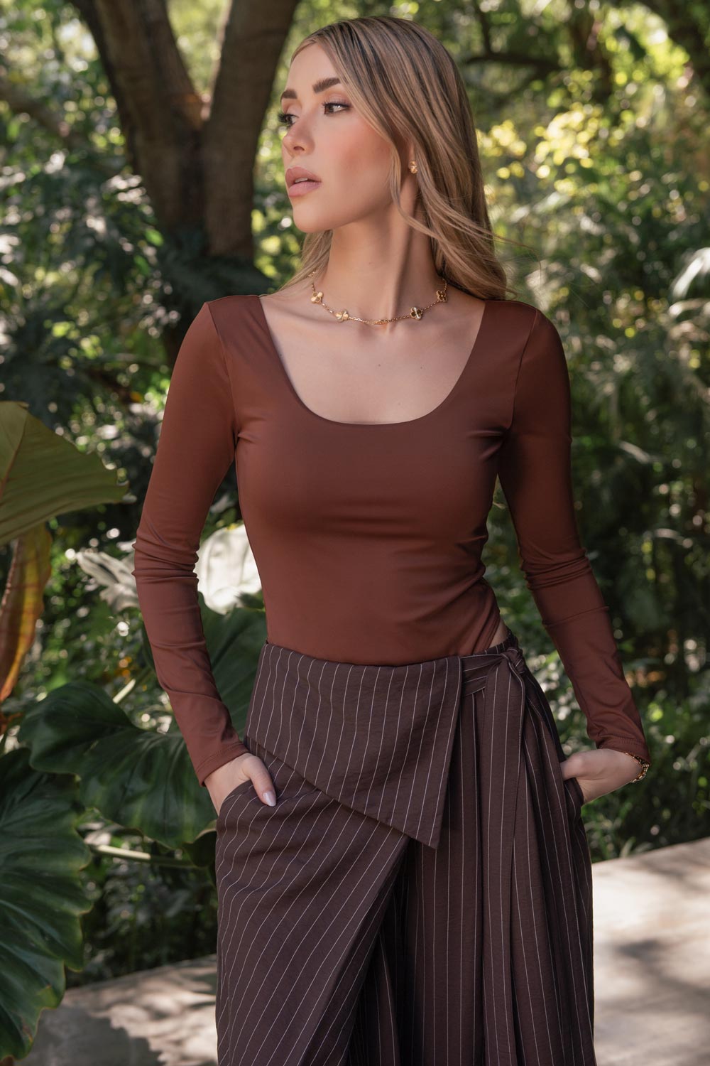 Body básico de fit ajustado, corte alto en pierna, escote cuadrado y manga larga.