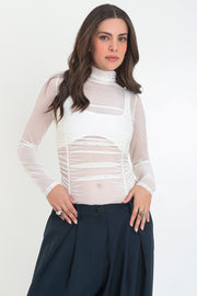 Body de mesh, fit ajustado, cuello alto con plisados, manga larga, corte alto en pierna y plisados decorativos en talle.