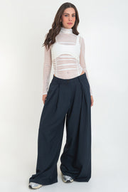 Body de mesh, fit ajustado, cuello alto con plisados, manga larga, corte alto en pierna y plisados decorativos en talle.