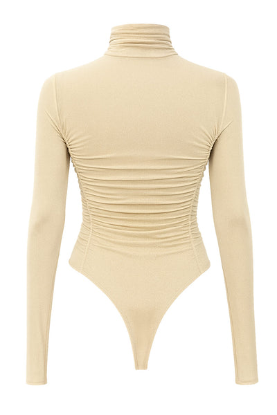 Body de mesh, fit ajustado, cuello alto con plisados, manga larga, corte alto en pierna y plisados decorativos en talle.