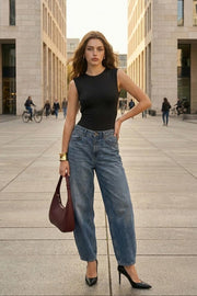 Body de fit ajustado, sin mangas, cuello redondo, plisados en costados y cut out en espalda con nudo decorativo posterior.