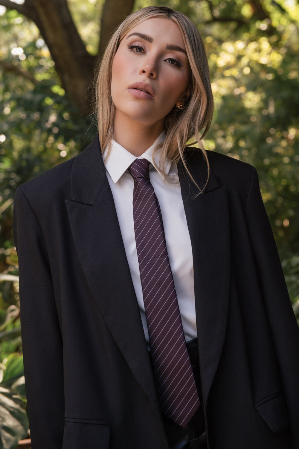 Camisa corta satinada de fit recto, cuello camisero, manga larga con puño abotonado, pinza de amplitud en espalda y cierre frontal con hilera de botones.