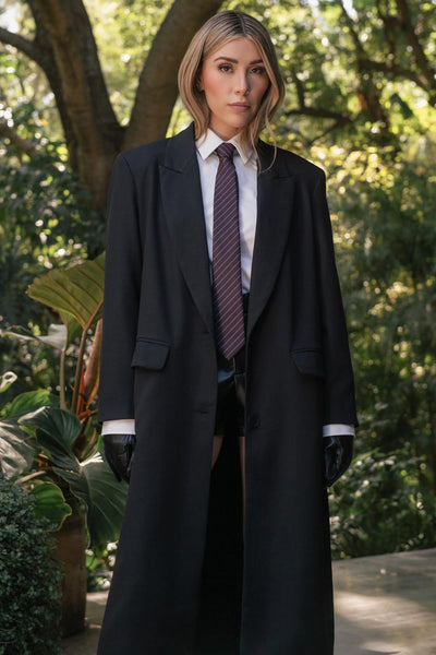 Camisa corta satinada de fit recto, cuello camisero, manga larga con puño abotonado, pinza de amplitud en espalda y cierre frontal con hilera de botones.