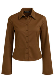 Camisa ajustada de cuello camisero, manga larga con amplitud y abertura en puños. Cierre frontal con hilera de botones.
