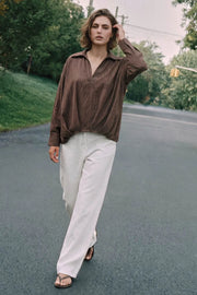 Camisa oversized de estampado rayas, cuello camisero, manga larga con puño abotonado, fit abullonado y escote v.