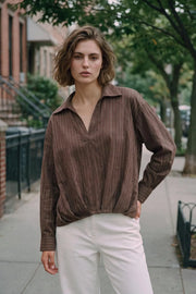 Camisa oversized de estampado rayas, cuello camisero, manga larga con puño abotonado, fit abullonado y escote v.