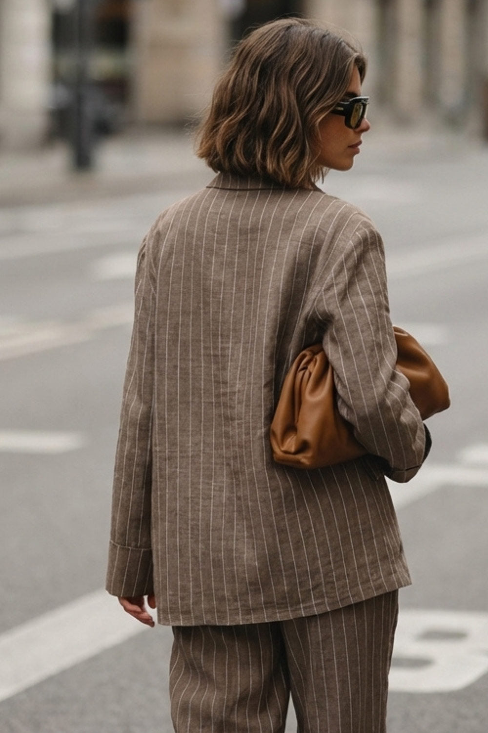 Camisa de rayas, ligeramente oversized, cuello camisero, manga larga con puño abotonado. Cierre frontal con hilera de botones.