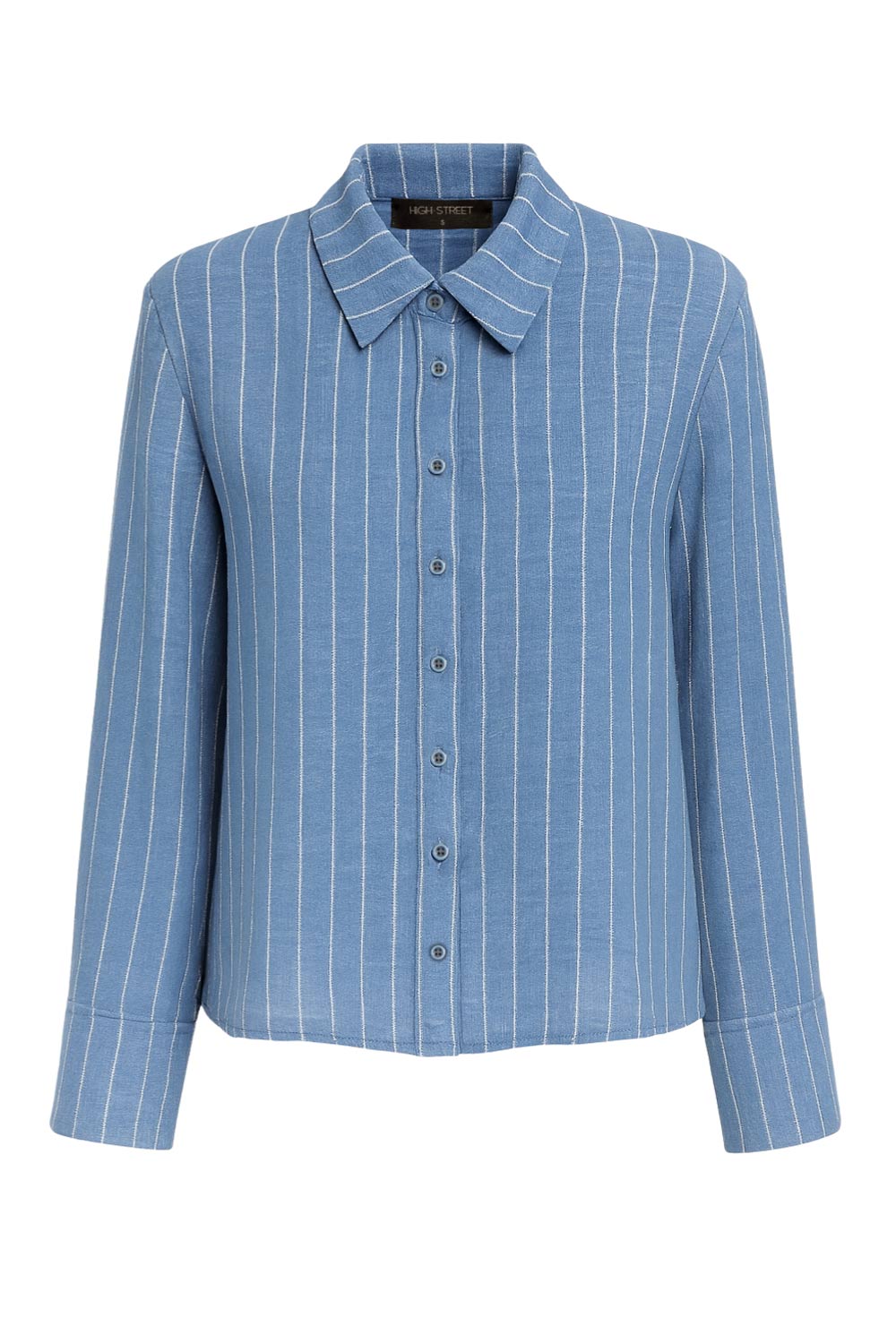 Camisa de rayas, ligeramente oversized, cuello camisero, manga larga con puño abotonado. Cierre frontal con hilera de botones.