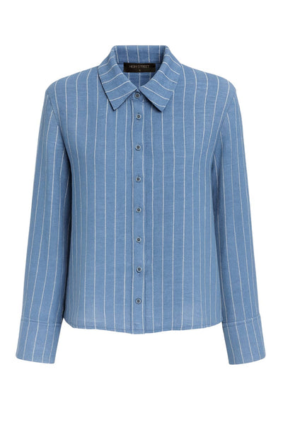 Camisa de rayas, ligeramente oversized, cuello camisero, manga larga con puño abotonado. Cierre frontal con hilera de botones.