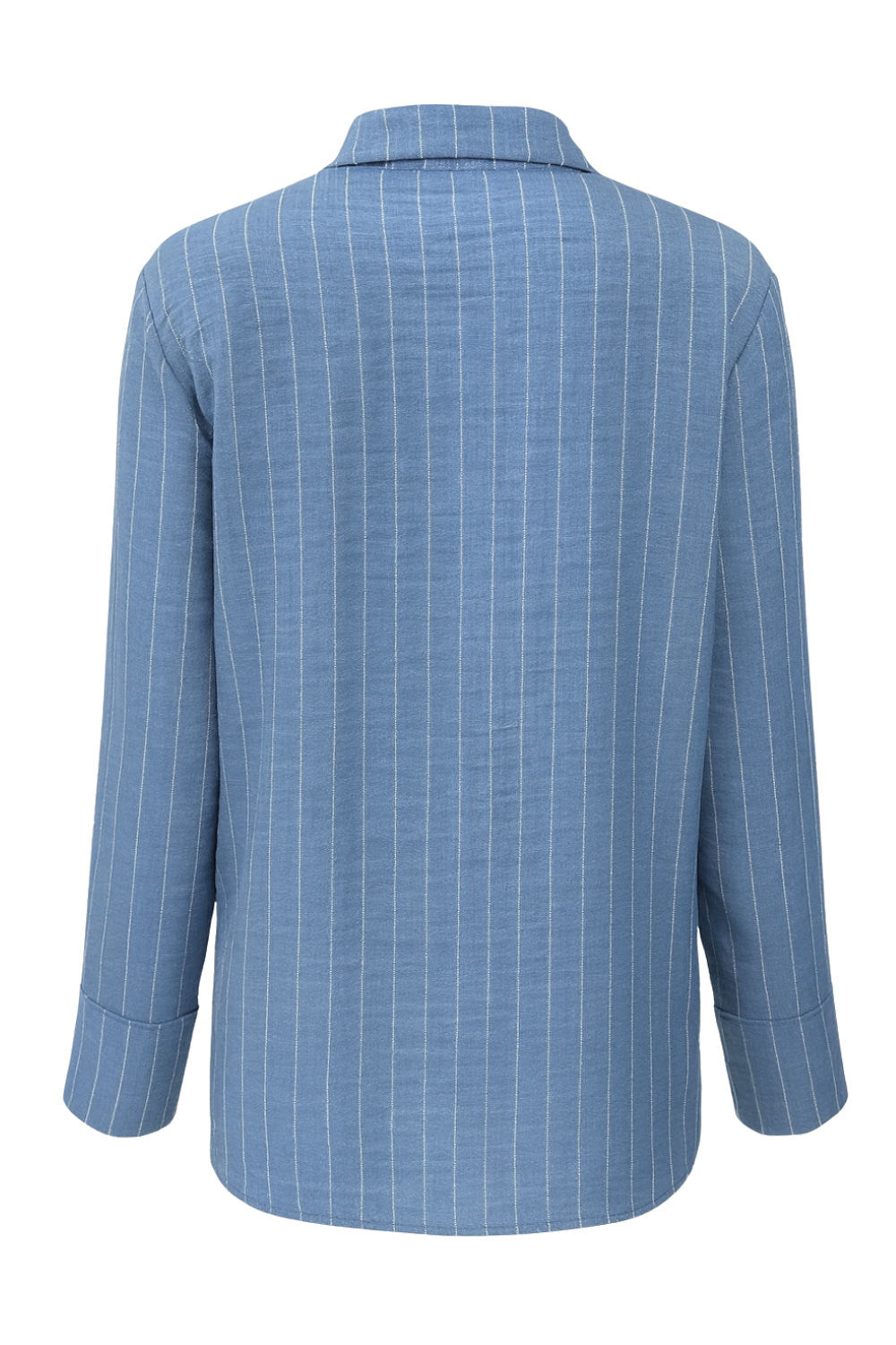 Camisa de rayas, ligeramente oversized, cuello camisero, manga larga con puño abotonado. Cierre frontal con hilera de botones.