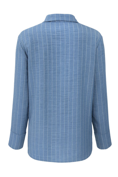 Camisa de rayas, ligeramente oversized, cuello camisero, manga larga con puño abotonado. Cierre frontal con hilera de botones.