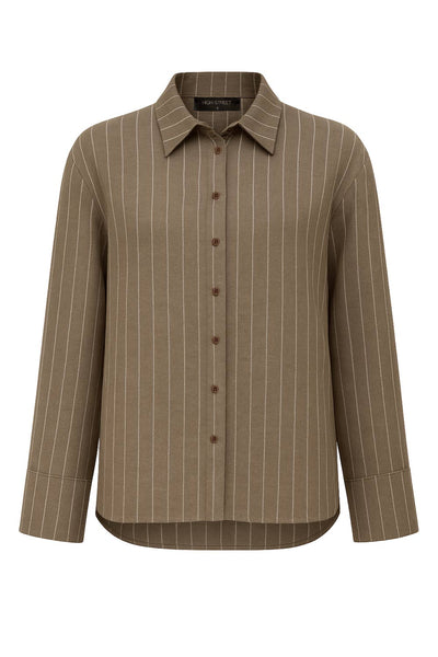 Camisa de rayas, ligeramente oversized, cuello camisero, manga larga con puño abotonado. Cierre frontal con hilera de botones.